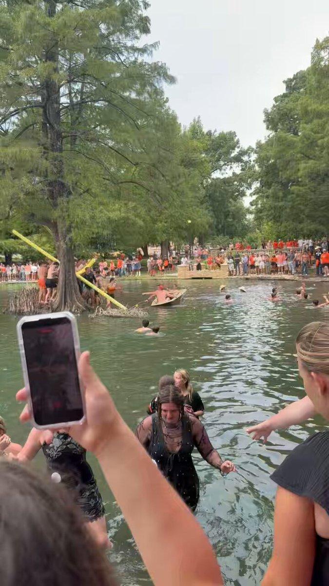 GOALPOSTS IN THE DRINK 🚨